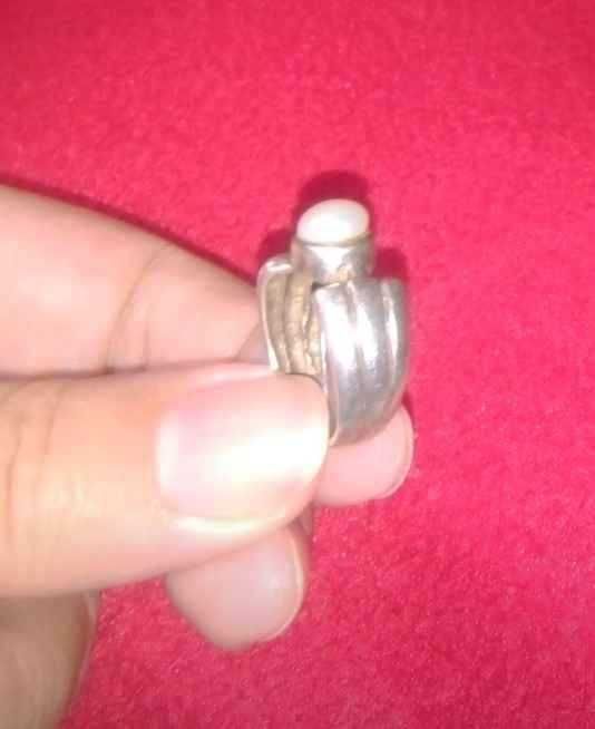 Anel, anos 90, de Prata contrastada com pérola falsa.