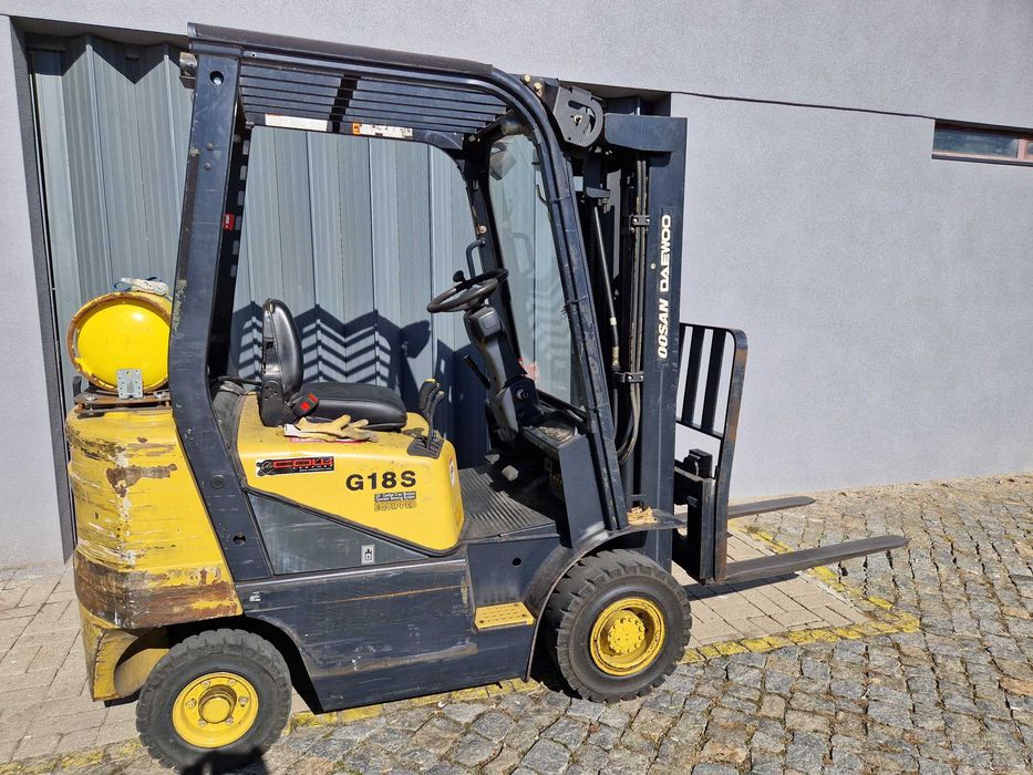 Empilhador Doosan Daewoo a Gás - Triplex.