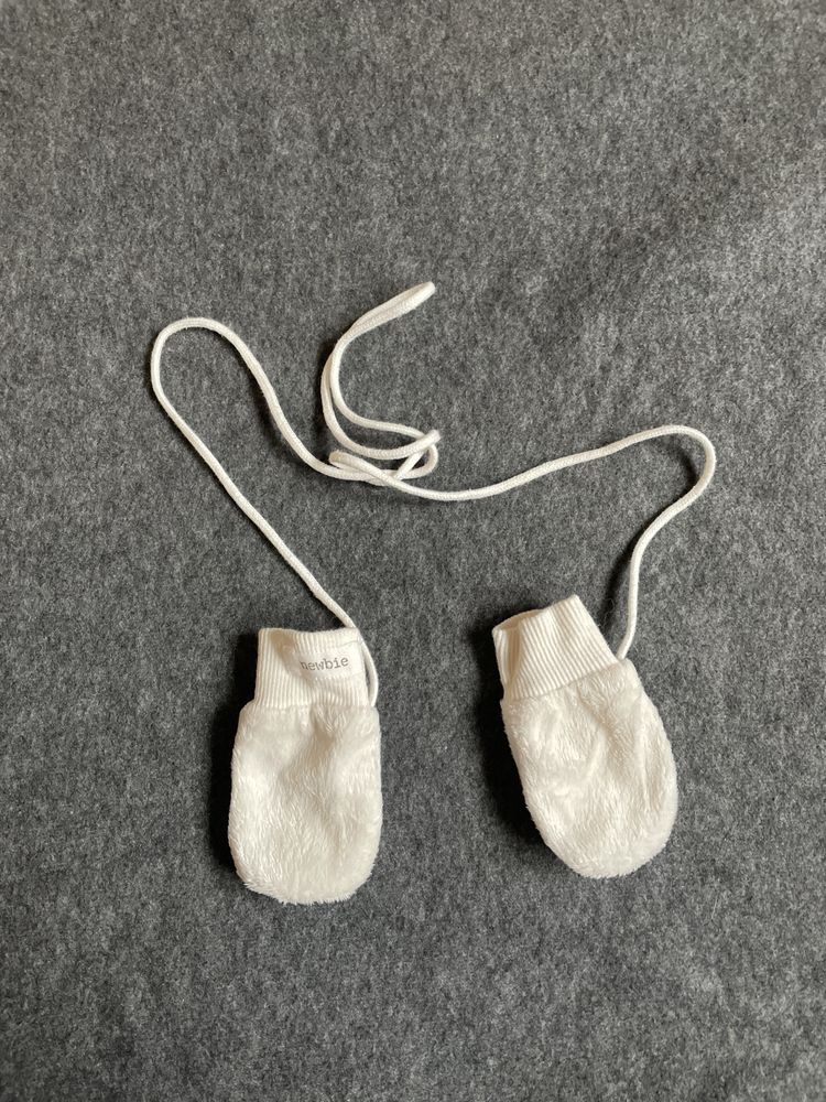 Newbie białe rękawiczki ma sznurku niemowlak