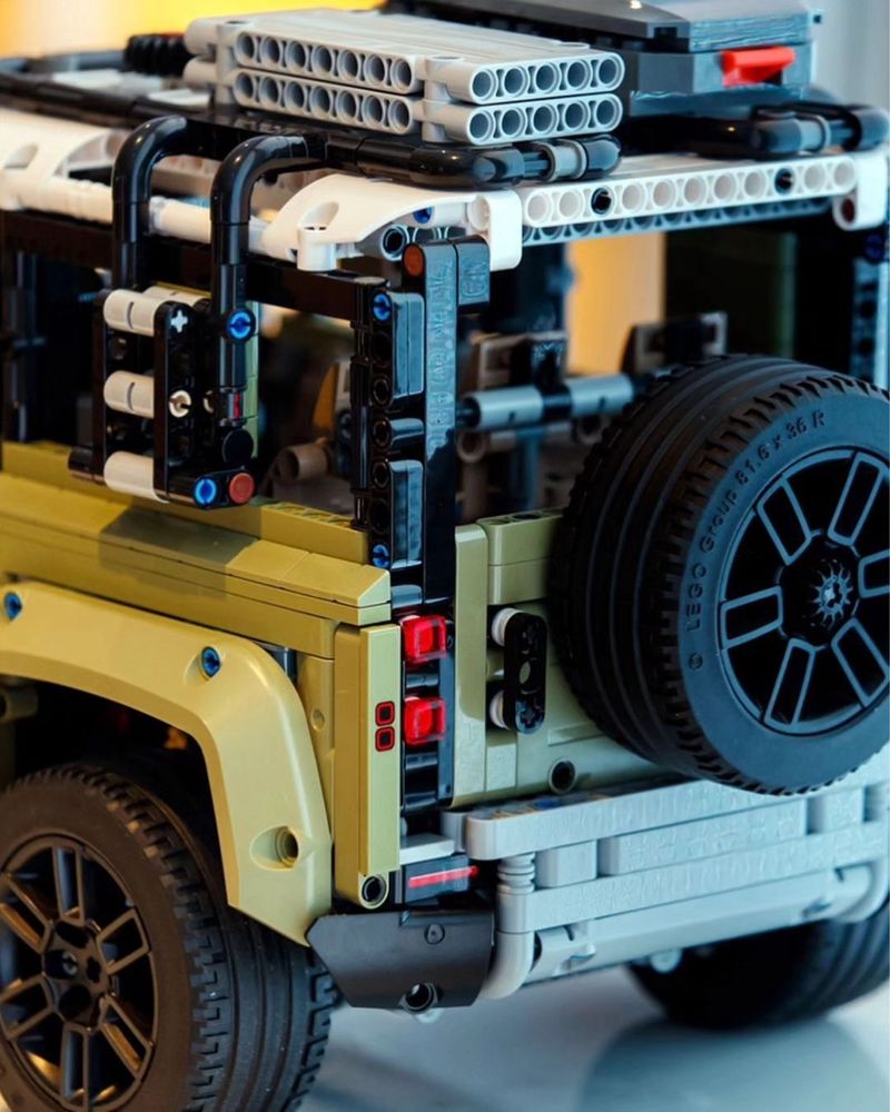 Конструктор Land Rover Defender 1/1 з LEGO