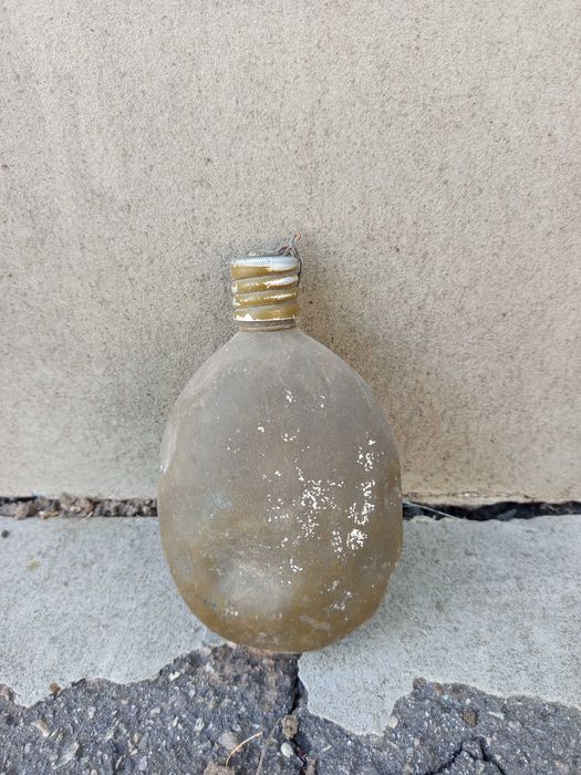 Металева фляга для рідини.