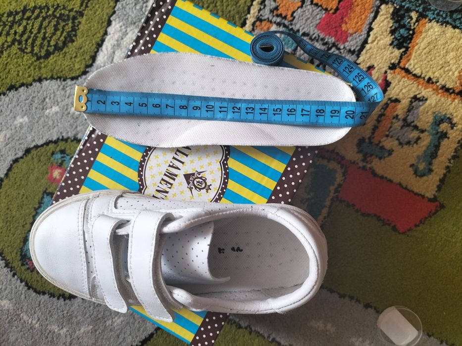 Кеди білого кольору