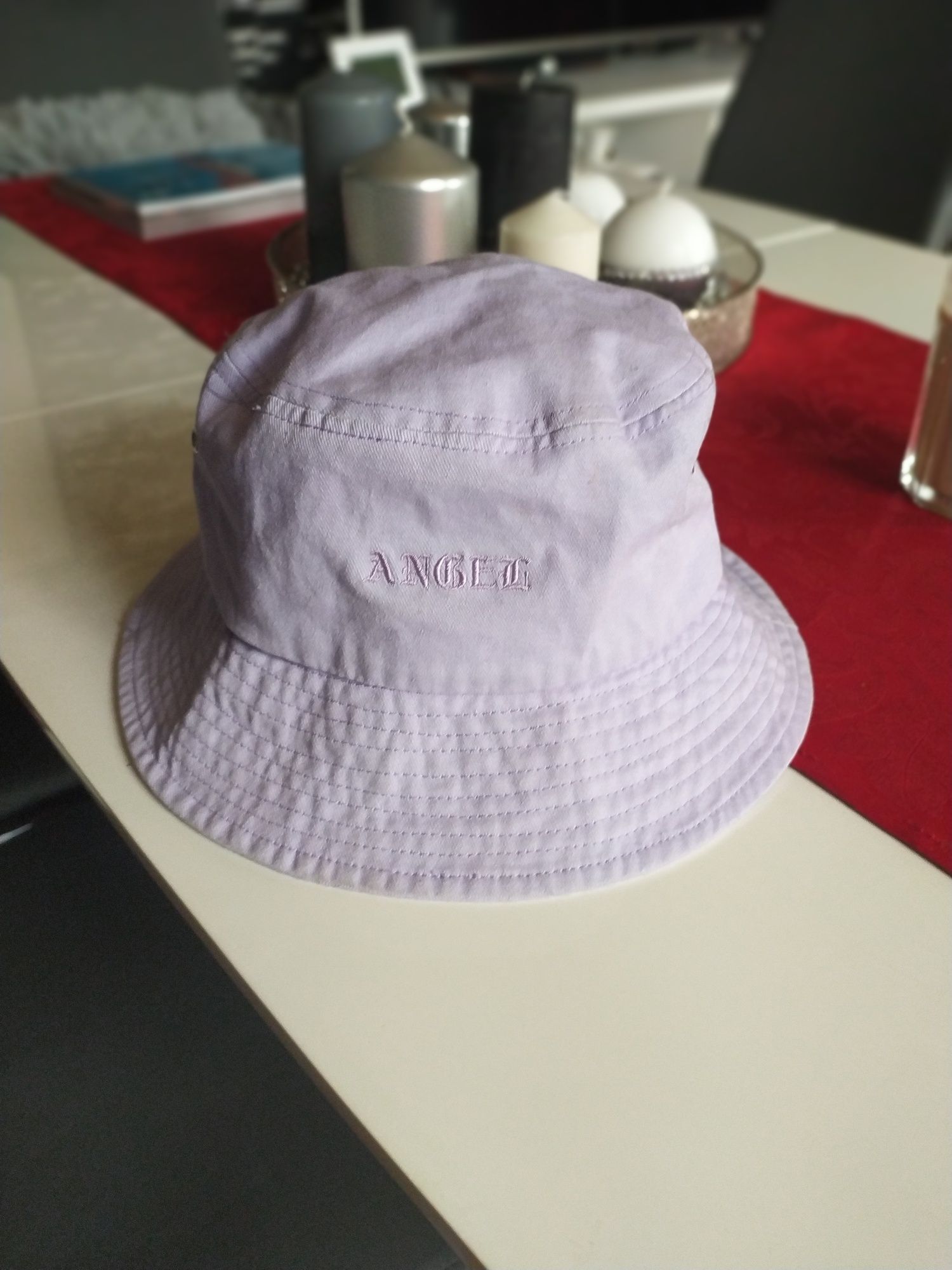 Kapelusz,czapka fioletowa.