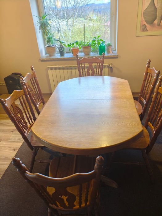 Drewniany stół z 6 krzesłami