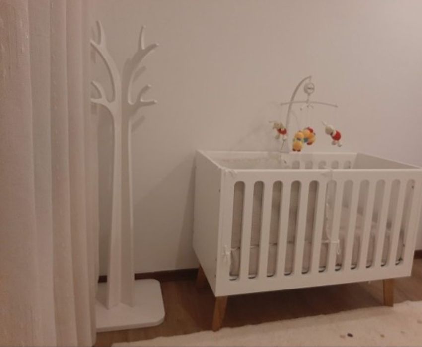 Cama bebé com colchão e roupa de cama 
Cor branca. 
Nova sem uso.
Fo