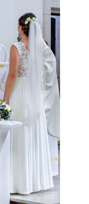 Piękna suknia ślubna w kolorze ecru