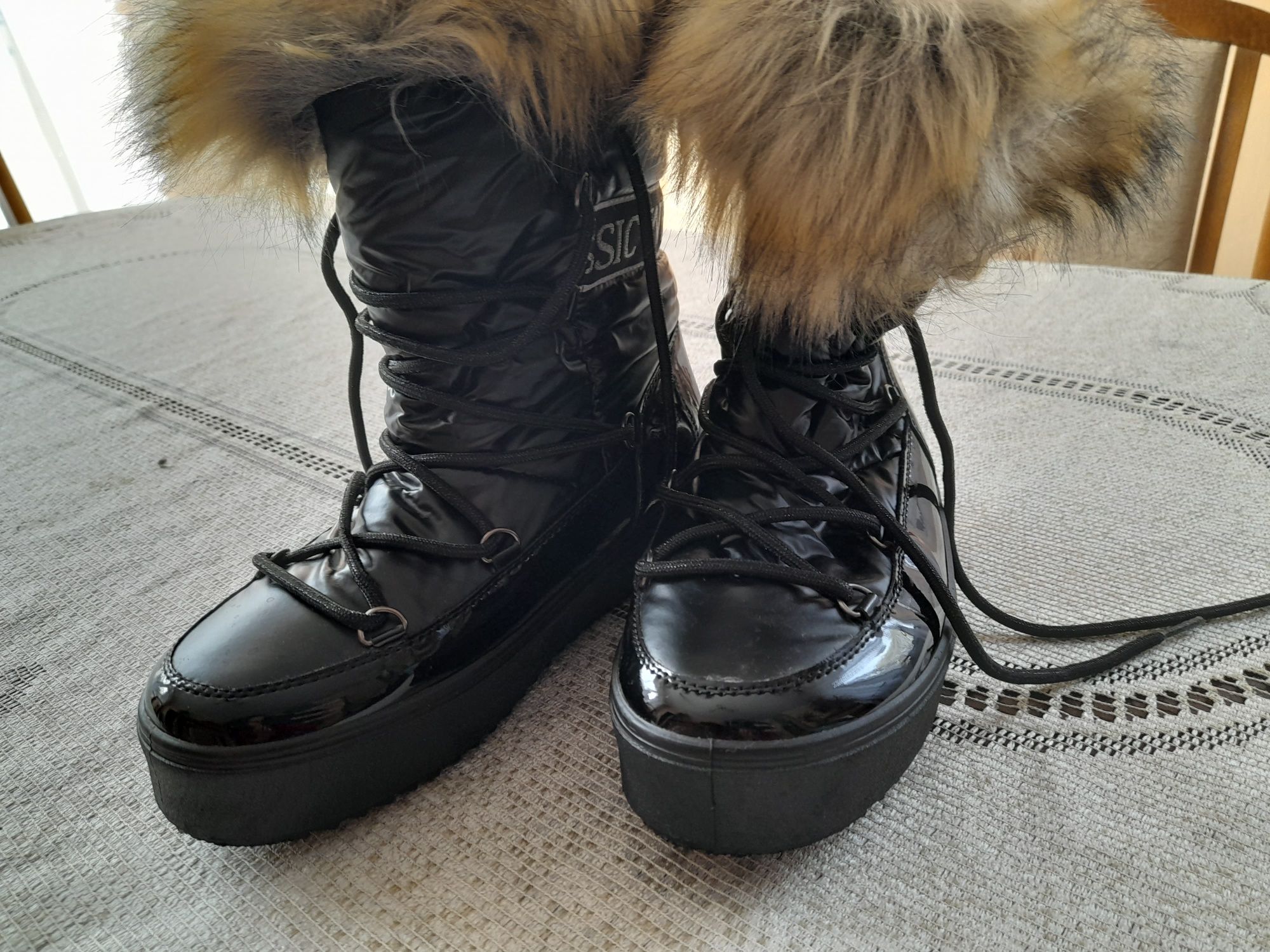 Czarne buty śniegowce eskimoski