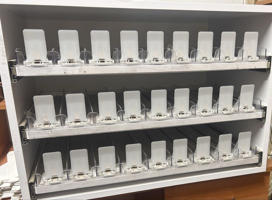 ПРОДАМ Холодильную Витрину! Пивное оборудование!  Полка для сигарет.