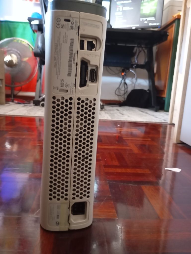 Xbox 360 usada + comado + jogos
Xbox 360 usada + c