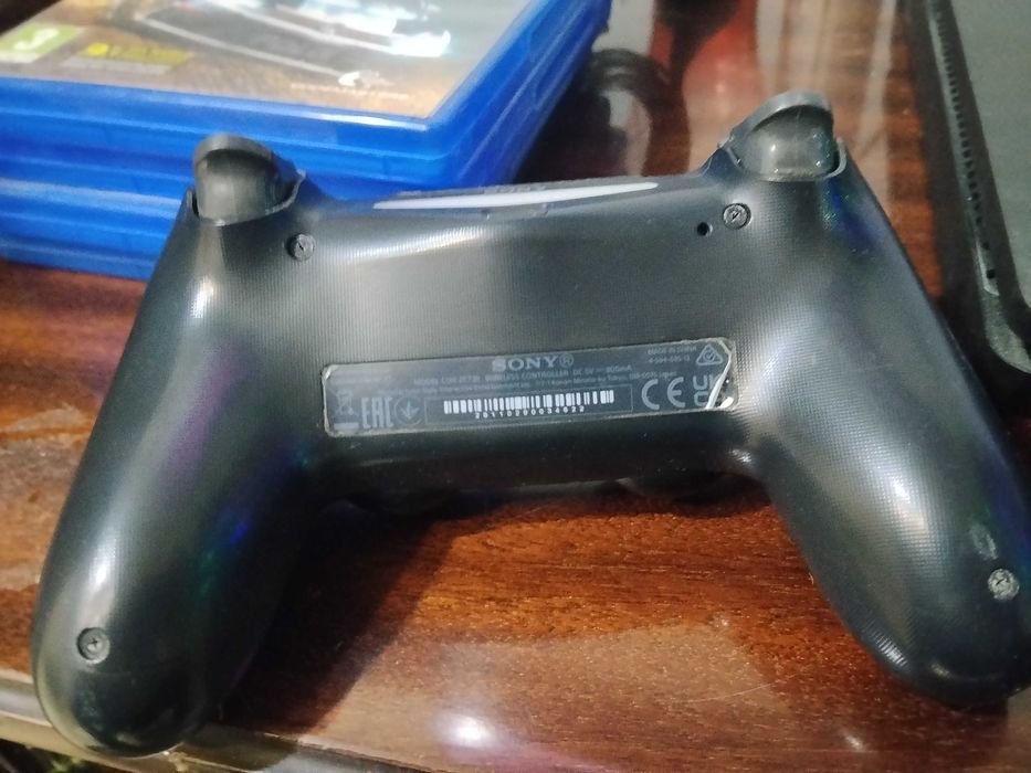 Продам Playstation 4 Slim 3 ревізія на 1 тб + 4 гри в подарунок