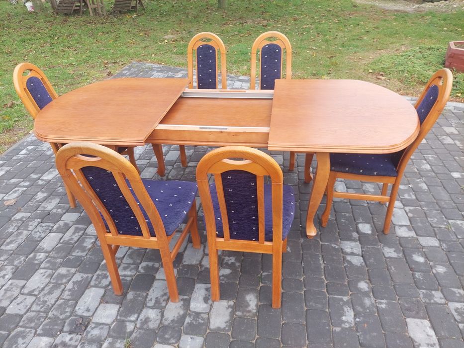 Stół z krzesłami