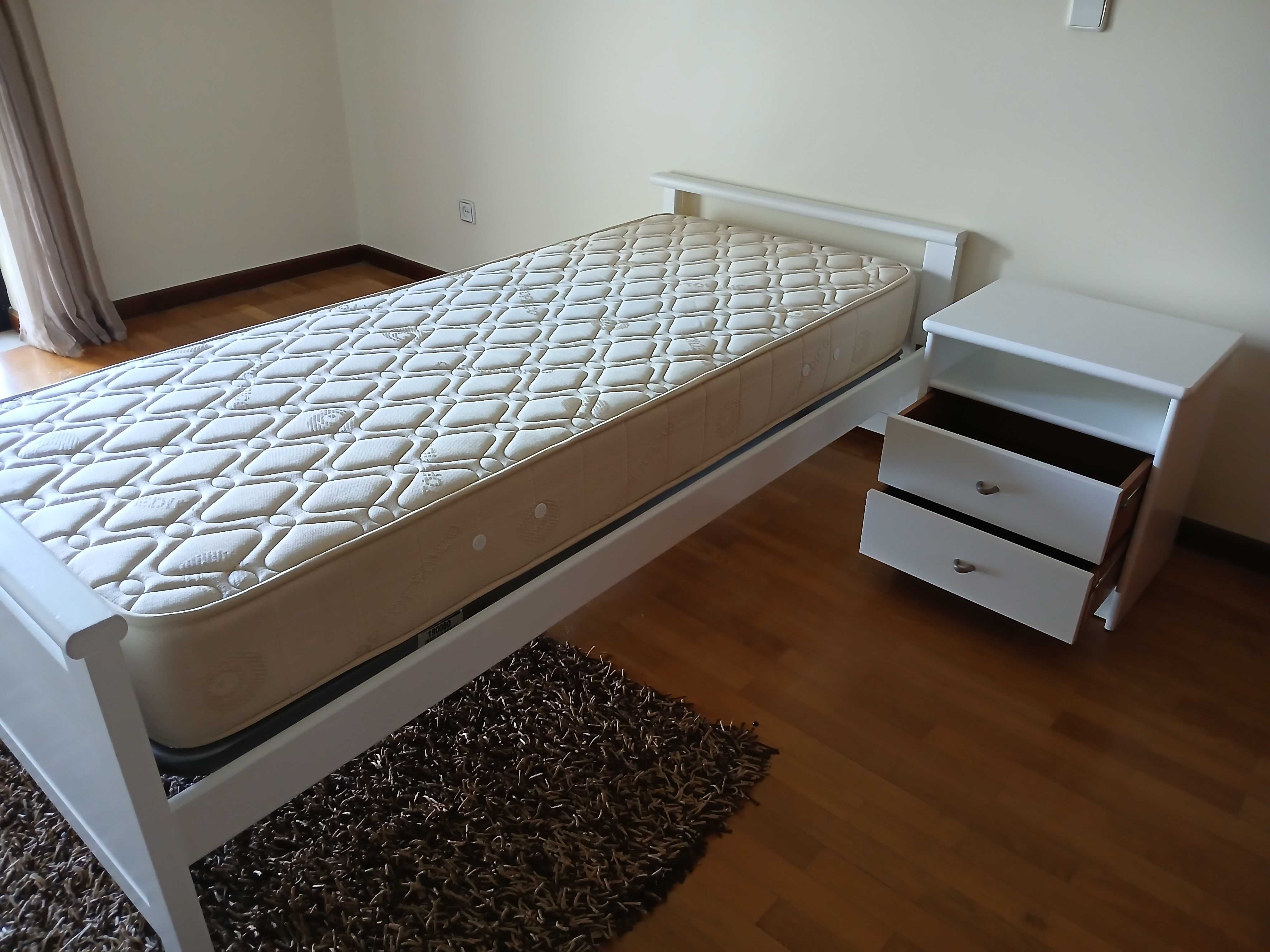 Cama pessoa + colchão +mesa cabeceira