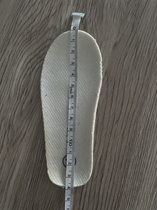 Buty 19 rozmiar mierzone za pomocą miarki 14