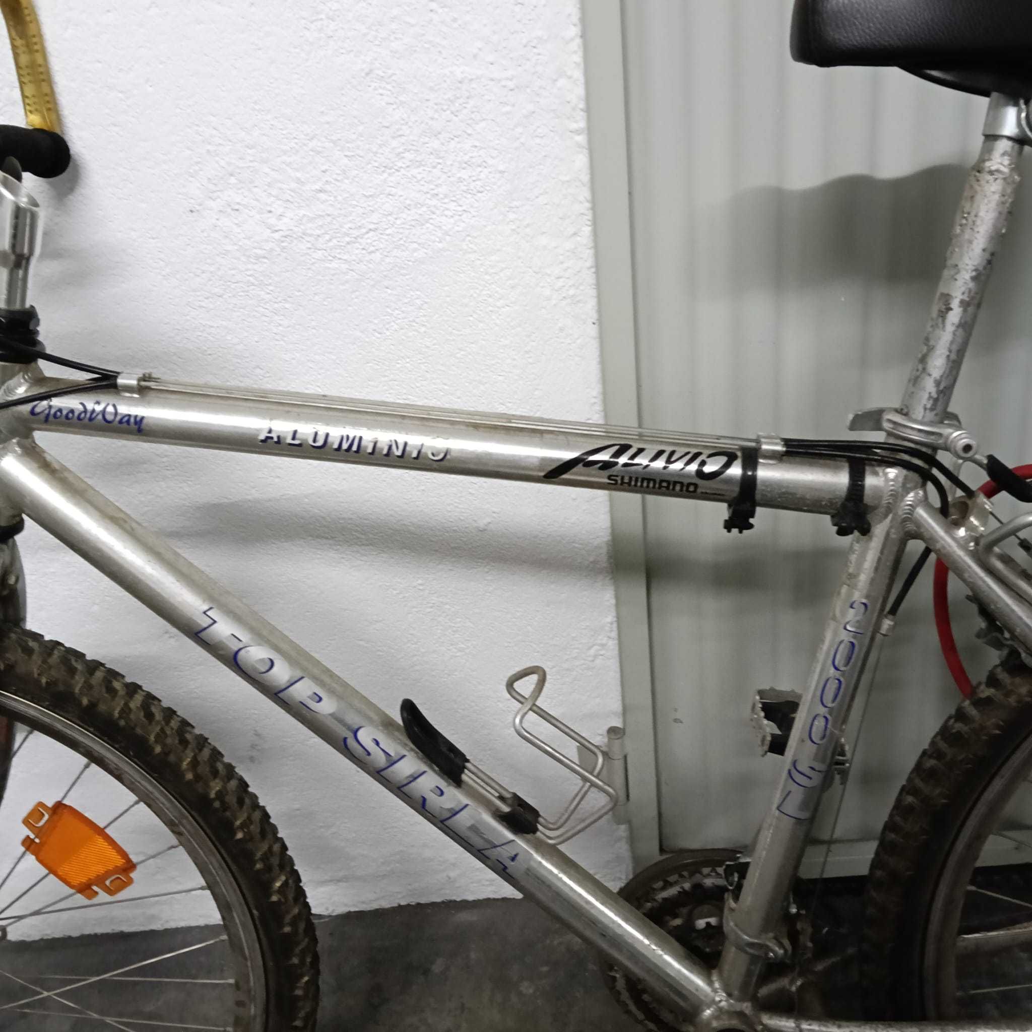 Bicicleta BTT, vintage, em alumínio a precisar de uns mimos