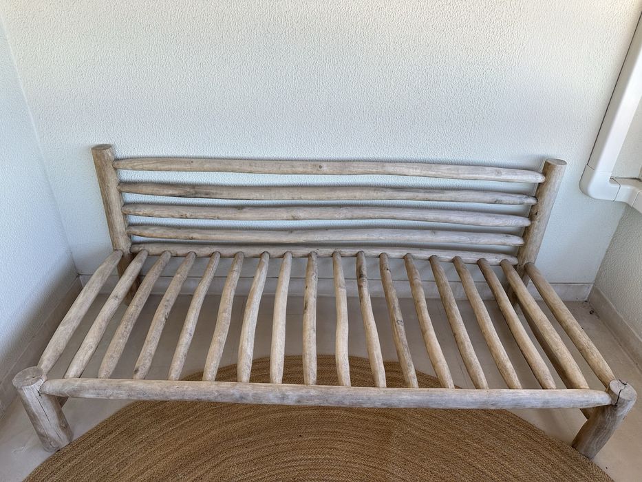 Sofá simples para varanda.