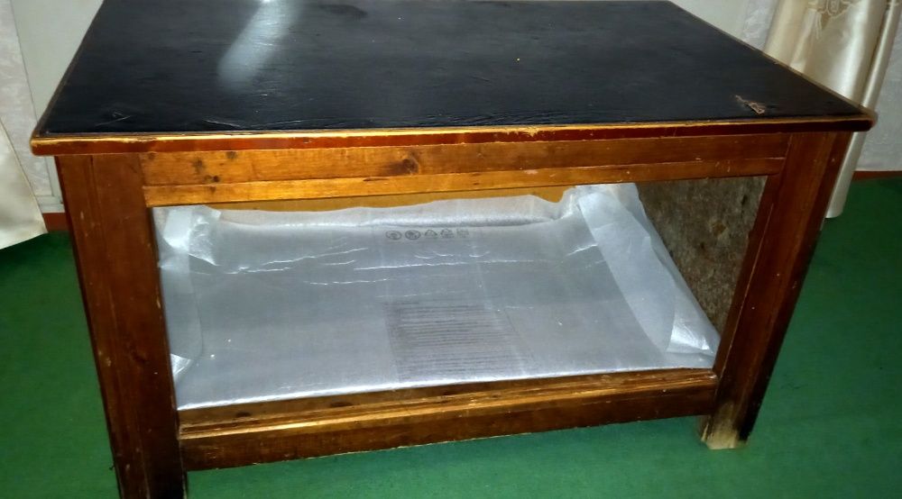 Продам журнальний столик. Стіл. Дерево. Шкіра.