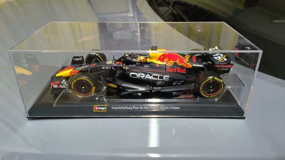 Bburago M. Verstappen Red Bull RB18 1:24 Burago