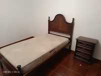Cama e banquinha de cabeceira