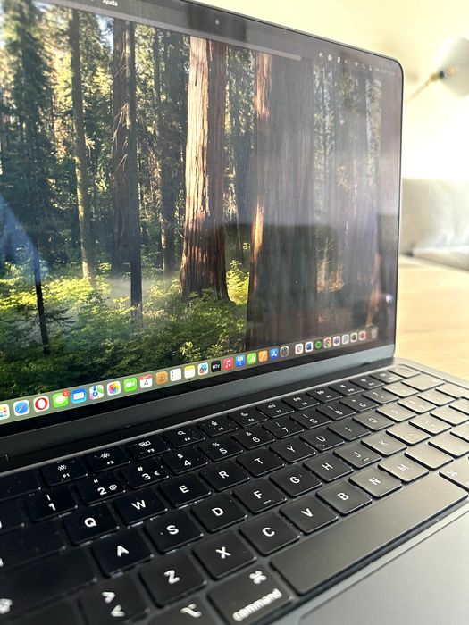 MacBook Air M3 (2024) – 13" – COMO NOVO