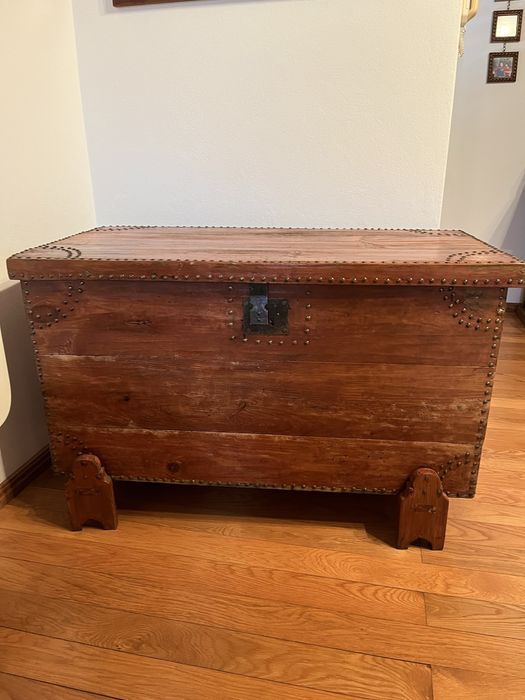 Bau em madeira e ataches de metal