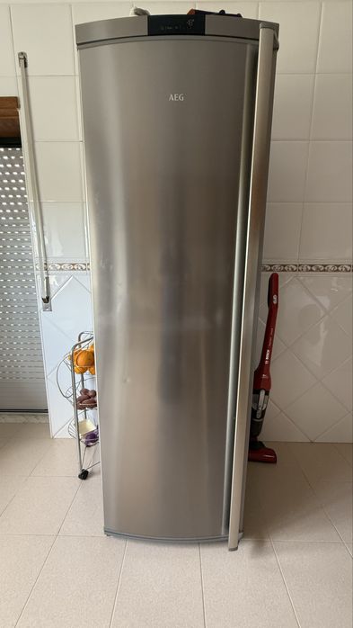 Arca vertical No Frost AEG