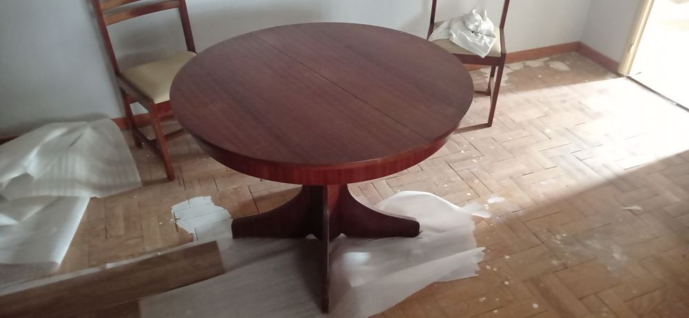 Mesa de Jantar extensivel com 5 cadeiras