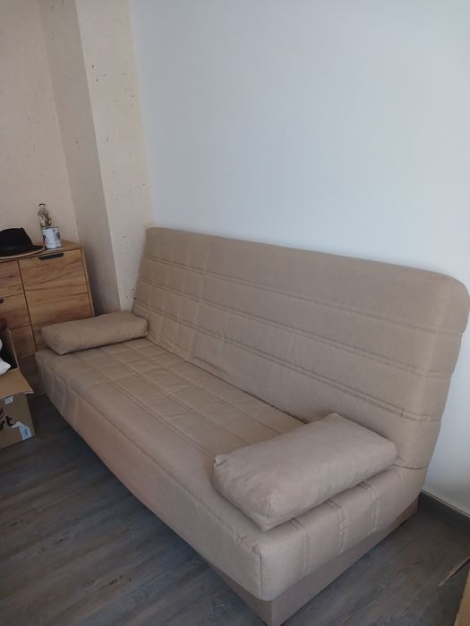 Sofa-cama de casal,  permite que se sentem 3/4 pessoas,   sem  uso