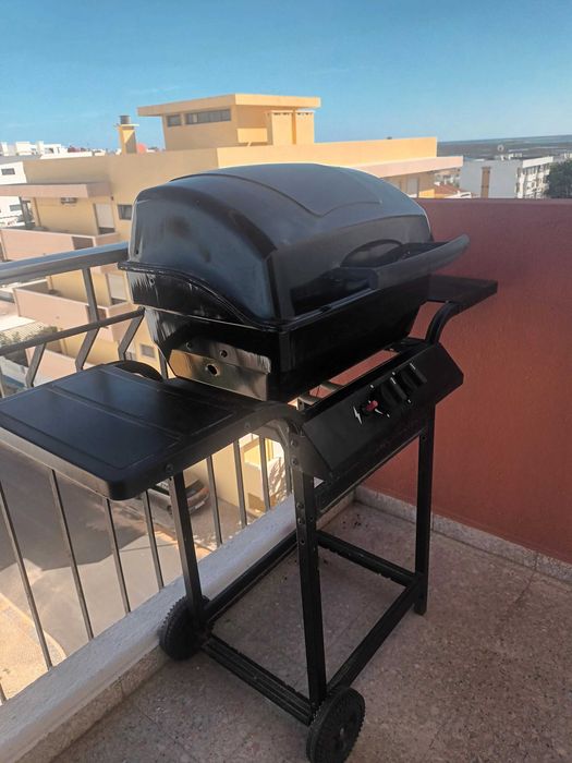 Imperdivel barbecue a gás,nunca foi usado.