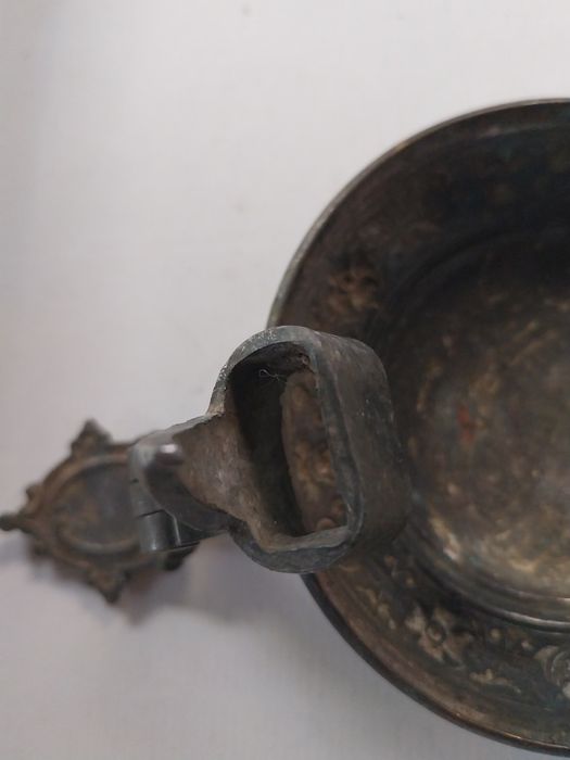 Tampa de caneca de cerveja antiga com dobradiça
