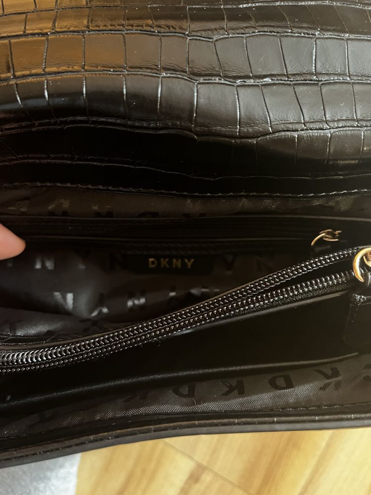 Torebka DKNY na łańcuszku