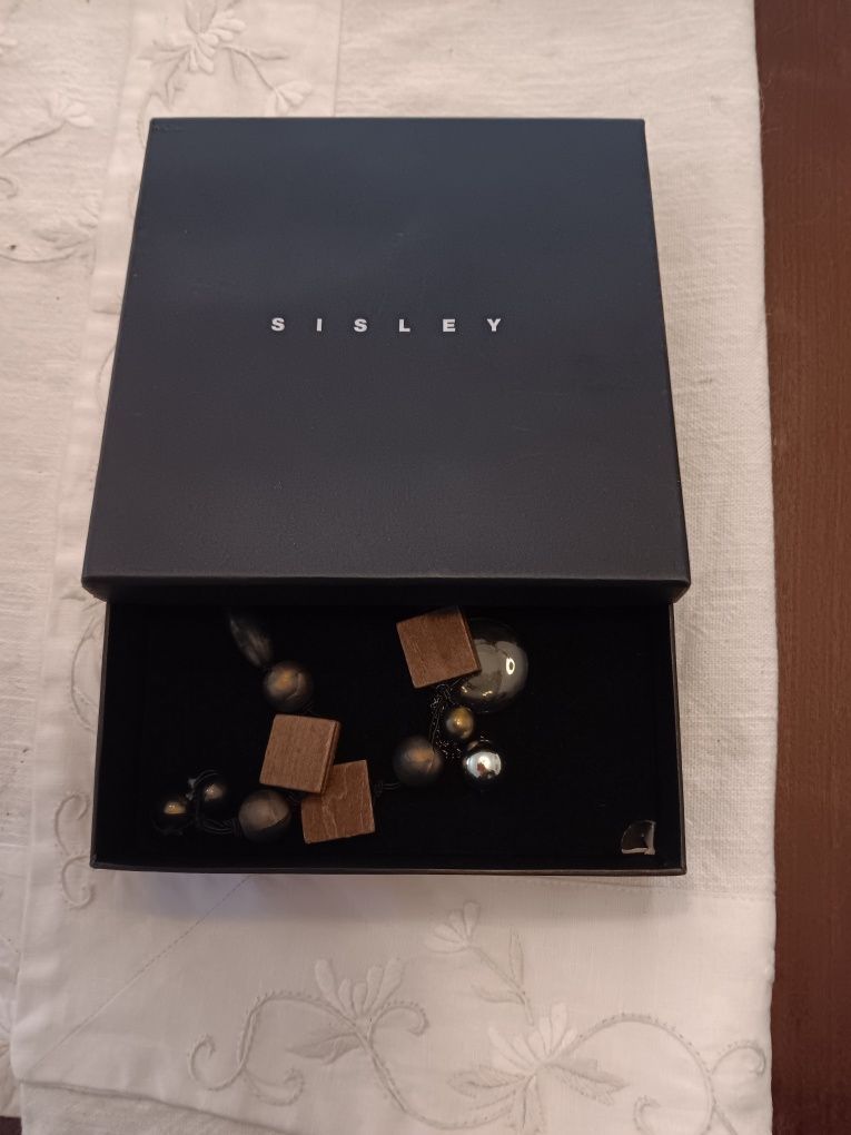 Colar bijuteria novo  marca Sisley .