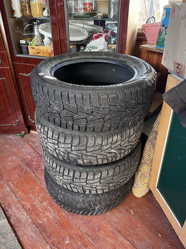 Продам зимові шини Roadstone Winguard 205/55 R16