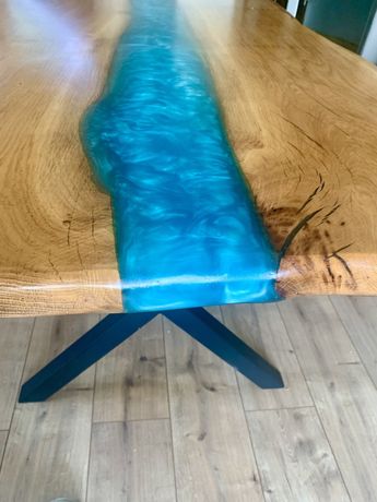 Drewniany stół z żywicą epoksydową