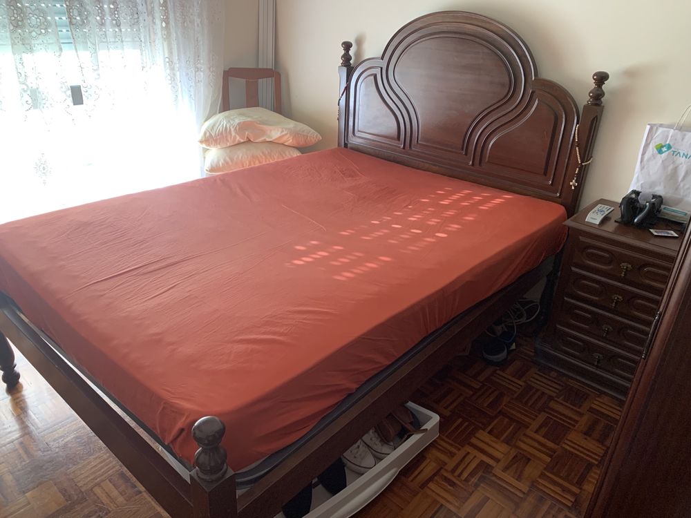 Cama de casal em mogno com roupeiro e mesinhas de cabeceira