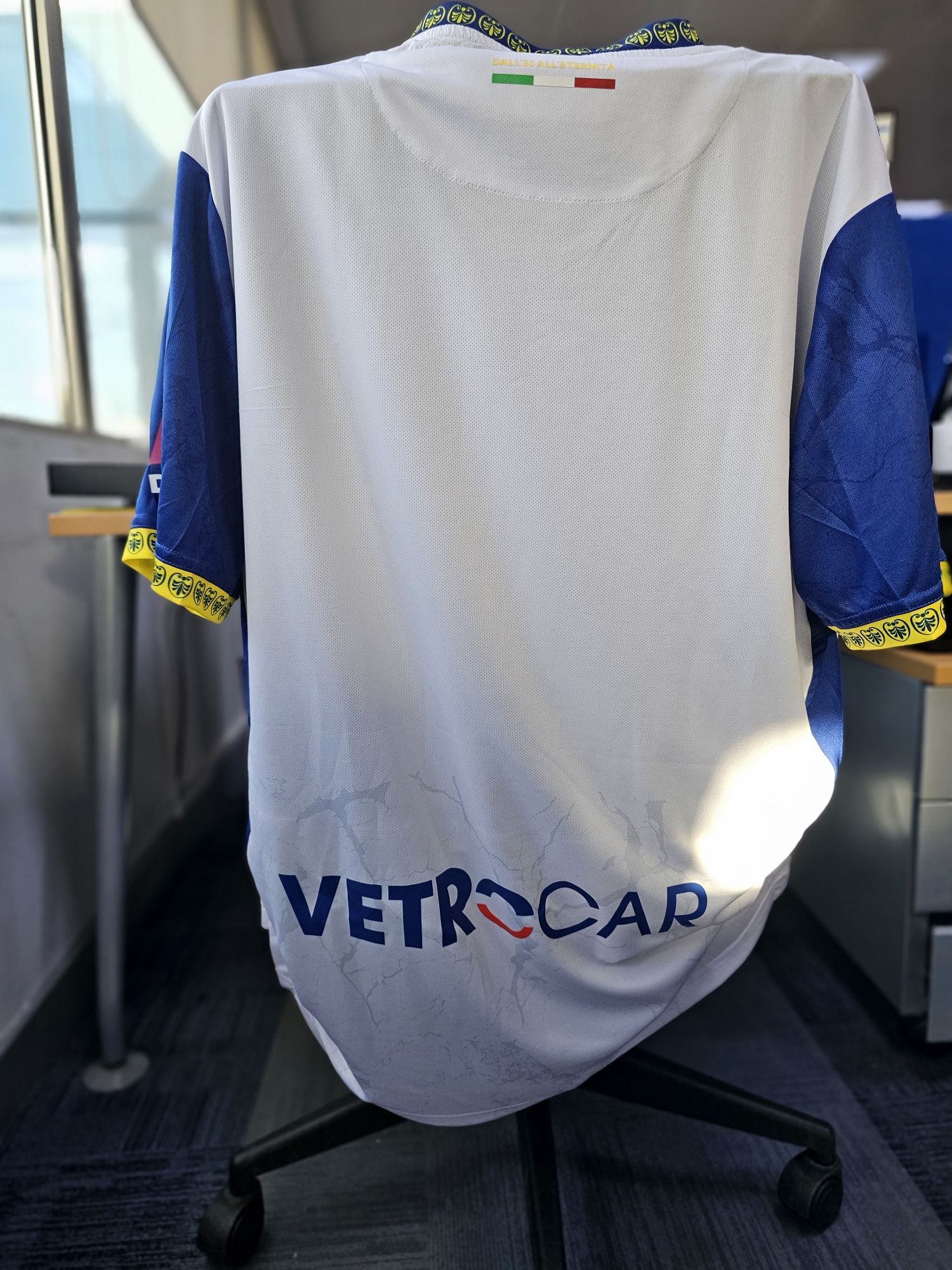 Camisola oficial Hellas Verona assinada por toda a equipa