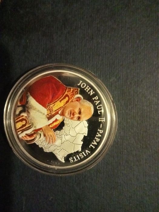 Posrebrzana moneta z papieżem Janem Pawłem II o nominale 5 dolarów.