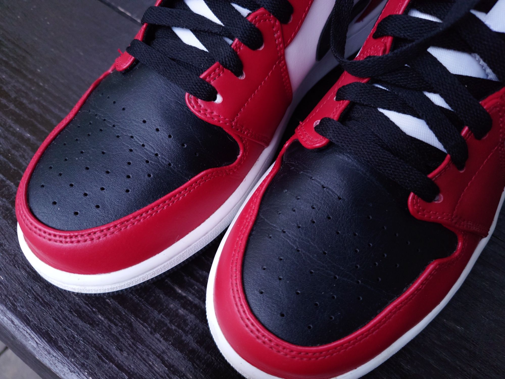 Nike Air Jordan 1 Chicago Black Toe