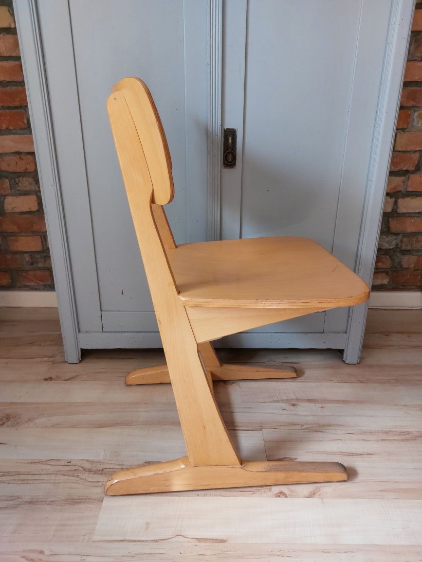 krzesło drewniane z drewna warstwowego
