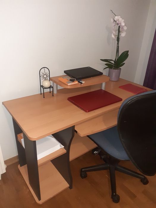 Secretária madeira, com arrumação.