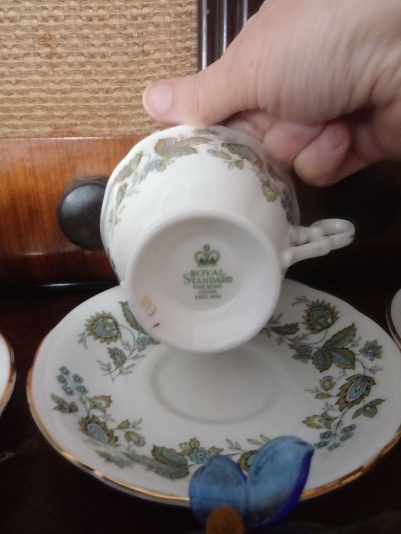 Sprzedam filizanki z podstawkami z porcelany kostnej Royal Standard 3