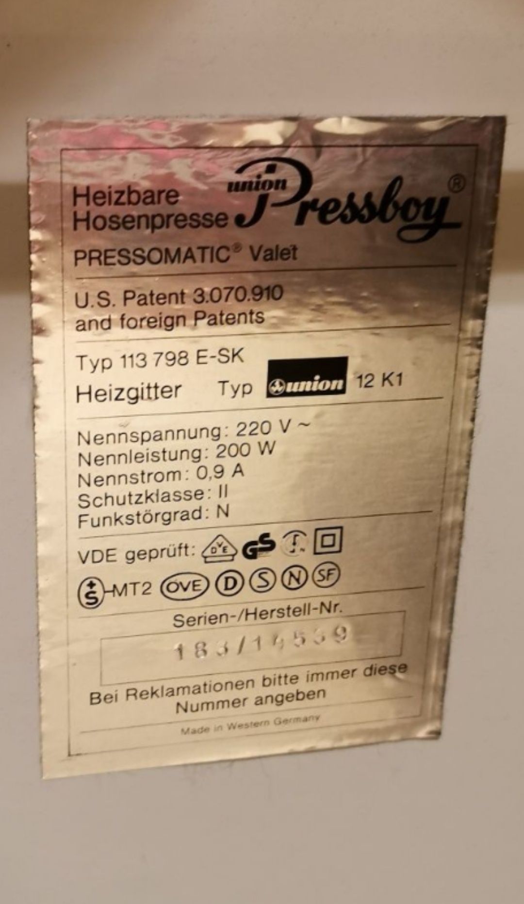 Wieszak, prasa, prasowalnica, spodnie