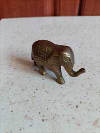 Mały indyjski słonik z mosiądzu.