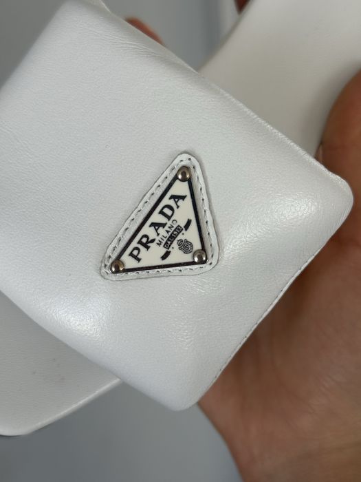 білі босоніжки Prada