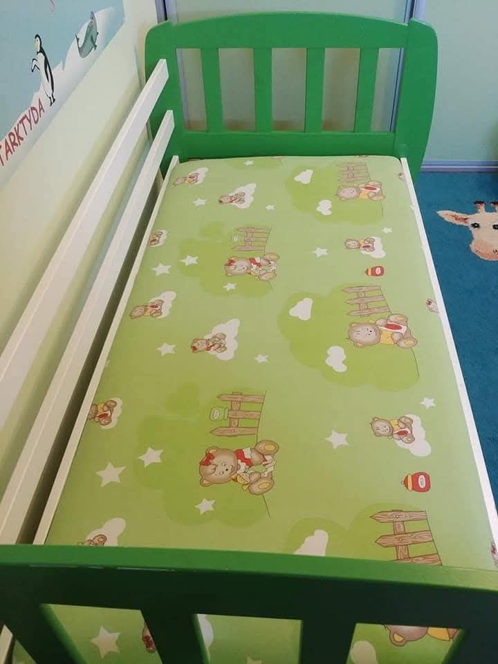 Łóżko dziecięce z materacem i dwoma wysuwanymi szufladami