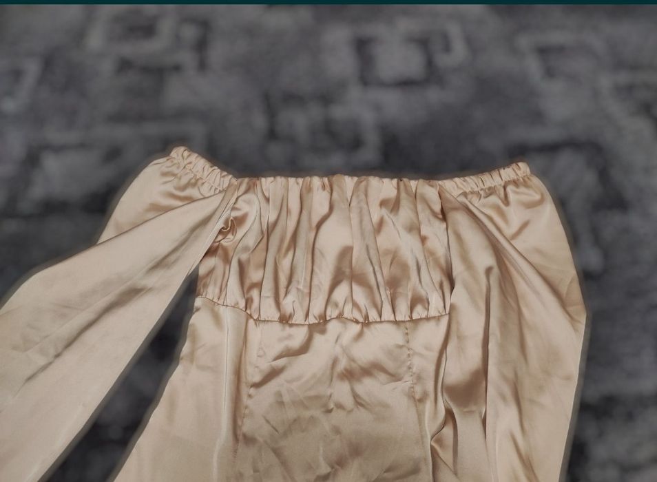 Лёгкое шёлковое приталенное бежевое платье