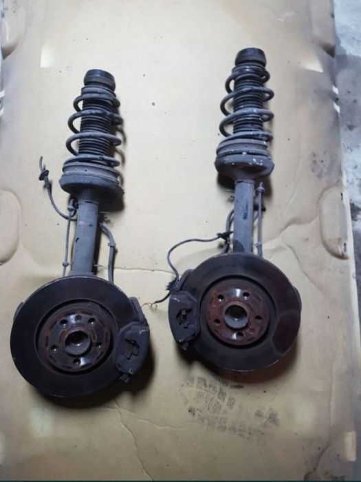 ZWROTNICA PIASTA ZAWIESZENIA PRZÓD PRAWA LEWA GOLF IV AUDI A3 LEON OCTAVIA 1.6B ŚREDNICA TARCZY 254MM