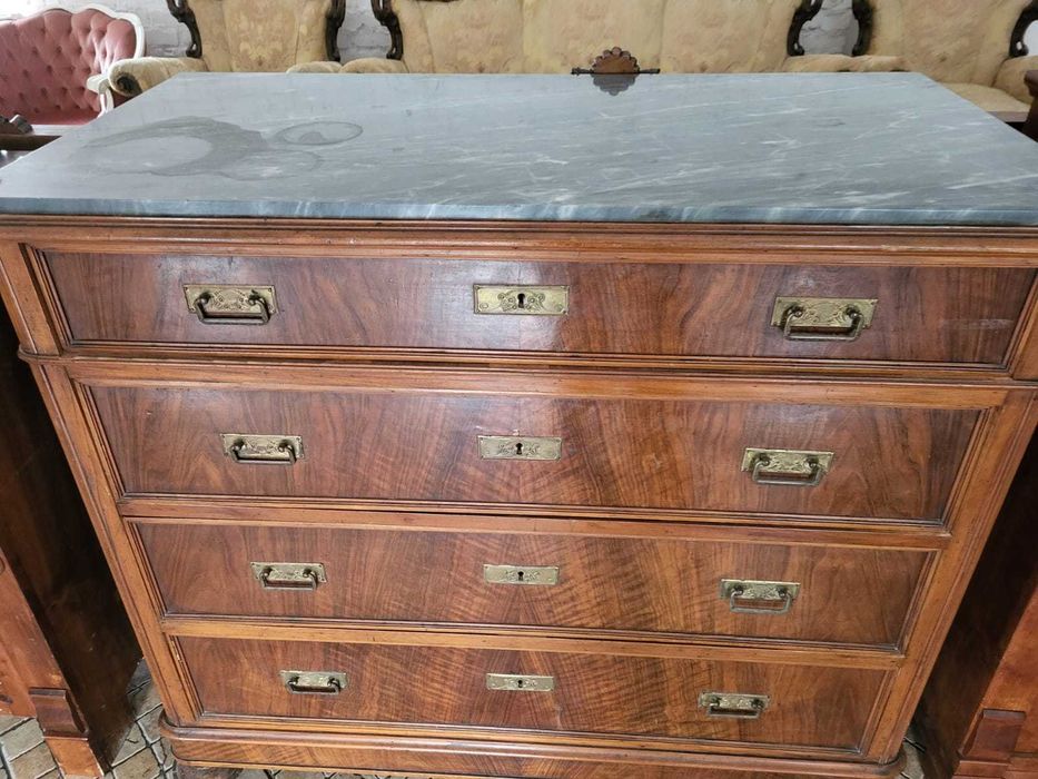 Komoda z marmurowym blatem