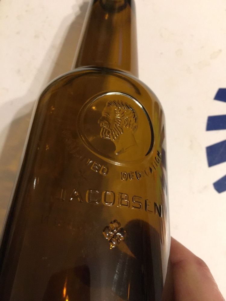 Kultowa butelka 0,75 litra marki Jacobsen z wypukłym herbem