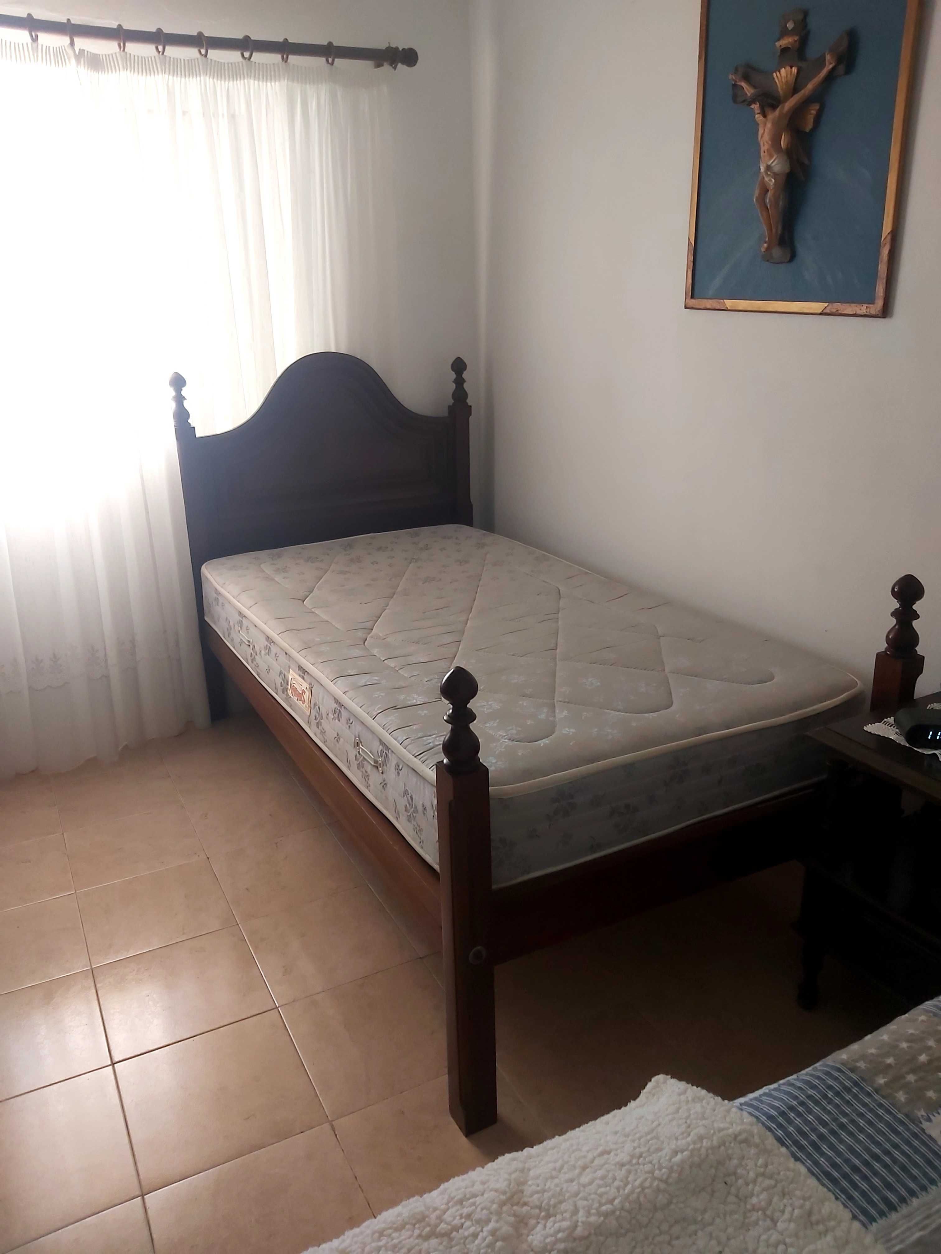 Cama de solteiro em mogno