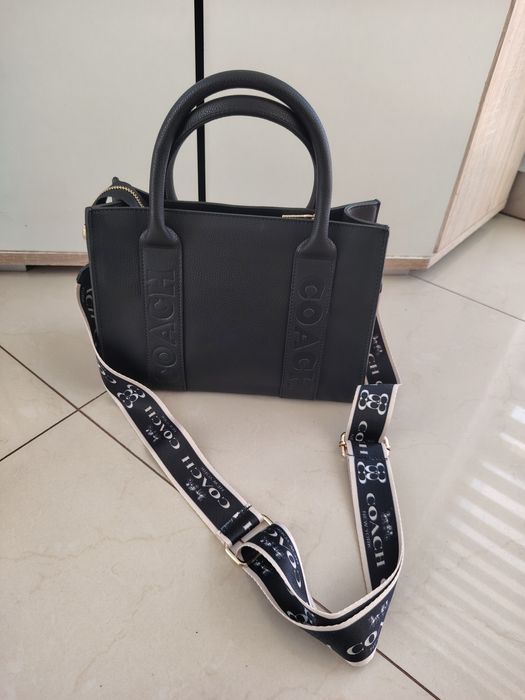 Czarny kuferek coach